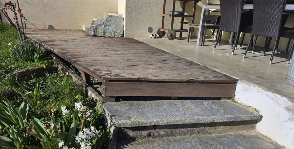 Terrasse en bois en fin de vie, remplacée par un platelage composite, avant intervention